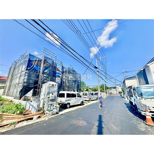 穏やかな住環境、南道路に面した新築住宅/現地全景
