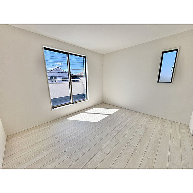 洋室は日当り・通風ともに良好です。明るい部屋はそれだけで気分が晴れやかになりますね。