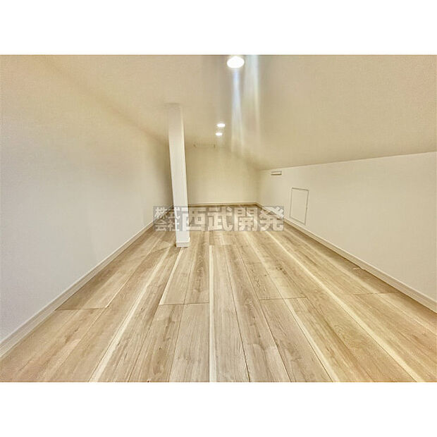 階段で上がれる小屋裏収納は荷物の出し入れが楽です