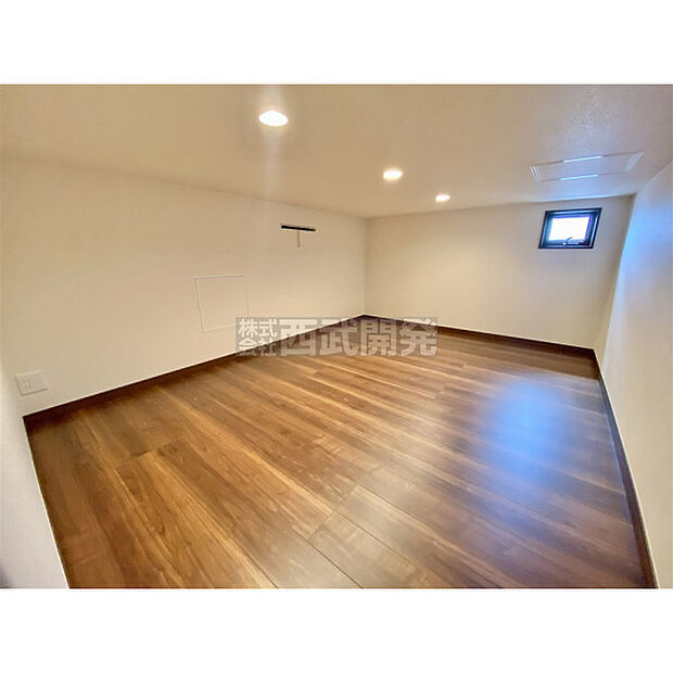 固定階段で続く小屋裏収納です。