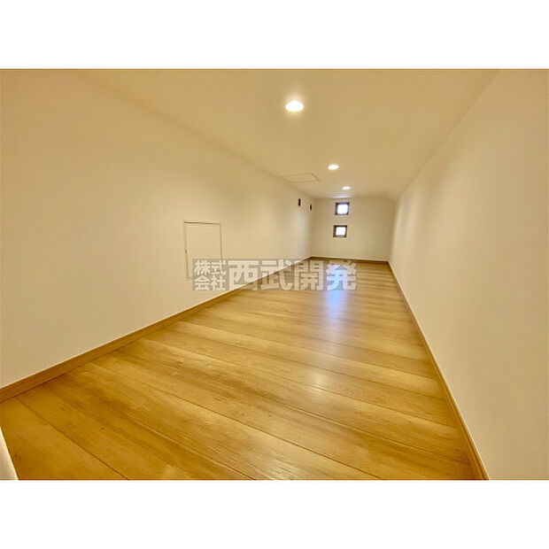 固定階段付きの小屋裏収納です。