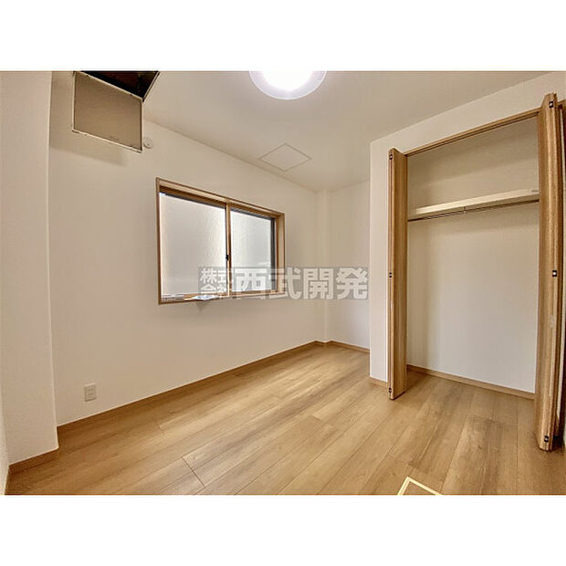 部屋にはクローゼットがございます。収納が多いお家はすっきりして快適空間です。