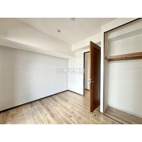 部屋にはクローゼットがございます。収納が多いお家はすっきりして快適空間です。