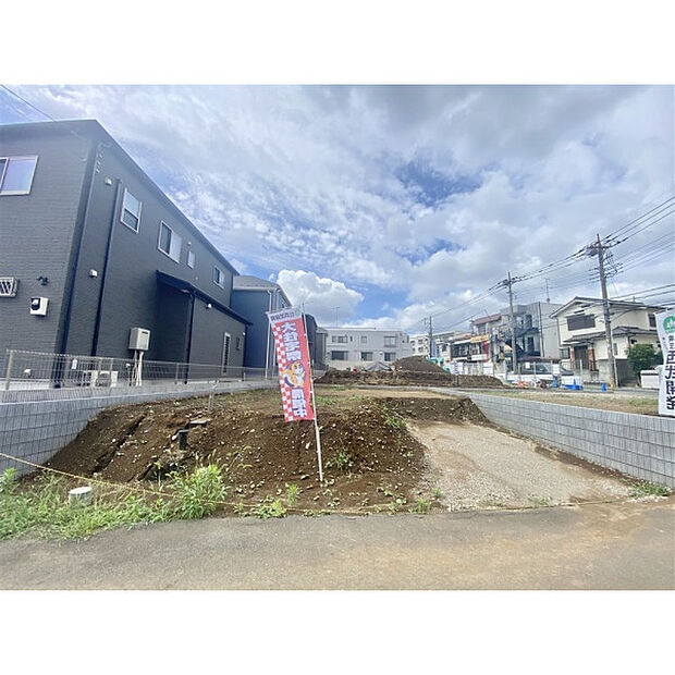 車通りの少ない前面道路です。現地全景8月7日撮影