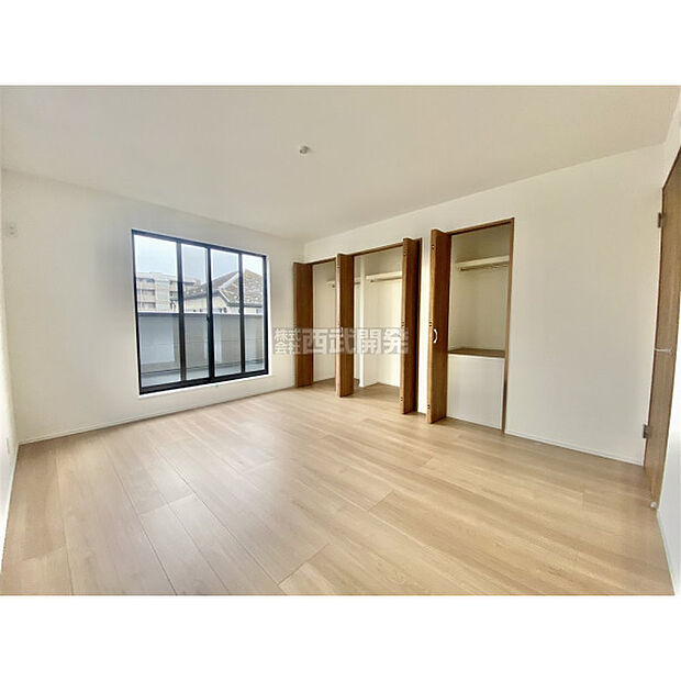 洋室は日当り・通風ともに良好です。明るい部屋はそれだけで気分が晴れやかになりますね。