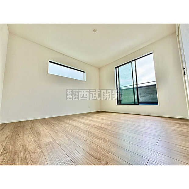 洋室は日当り・通風ともに良好です。明るい部屋はそれだけで気分が晴れやかになりますね。
