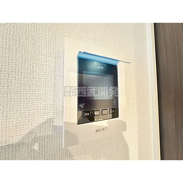 大きなモニターが付いたインターホンで外来者とお話できます