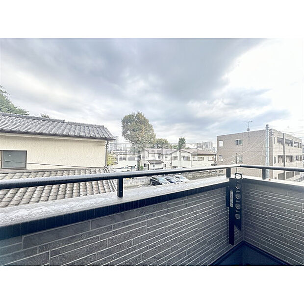 お洗濯物やお布団を干すのに十分なスペースです