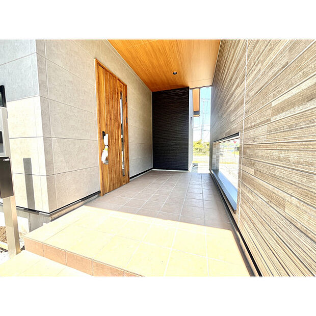 屋根のある広い玄関スペースです。