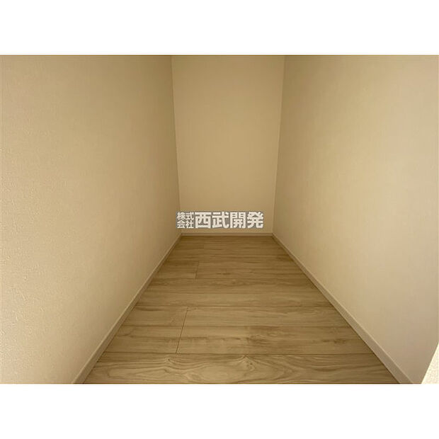 2階洋室8.3帖備え付けのウォークインクローゼット