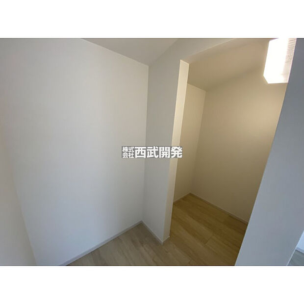 2階洋室9.3帖備え付けのウォークインクローゼット