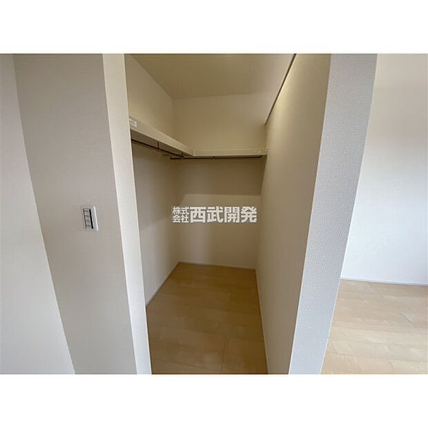 2階洋室8.5帖備え付けのウォークインクローゼット