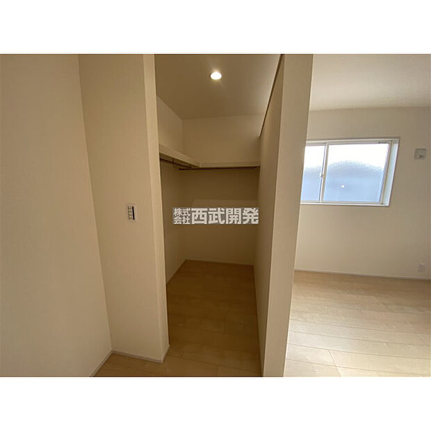 2階洋室8.5帖備え付けのウォークインクローゼット