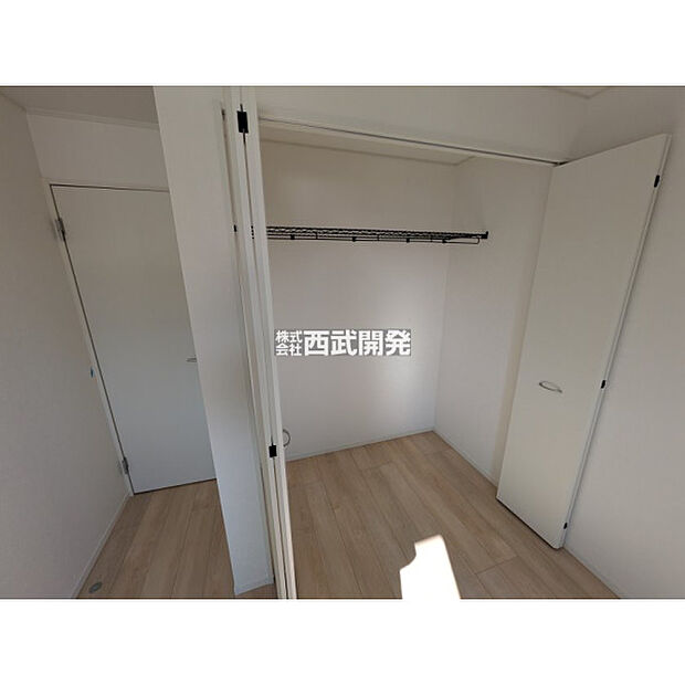 2階洋室5.7帖備え付けのクローゼット
