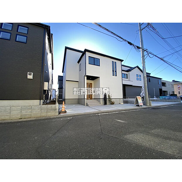 前面道路含む外観