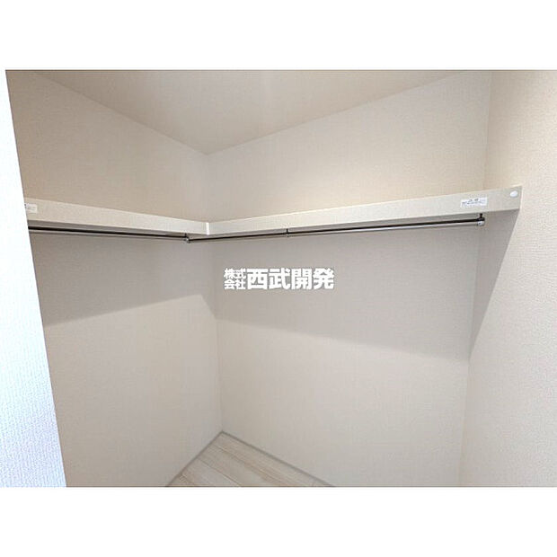 2階洋室8.5帖備え付けのウォークインクローゼット