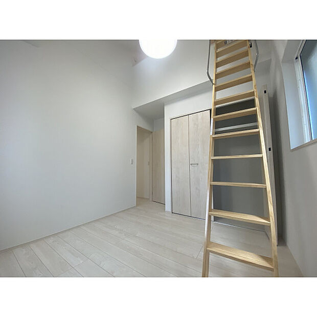 洋室5.25帖/上部ロフト有/勾配天井