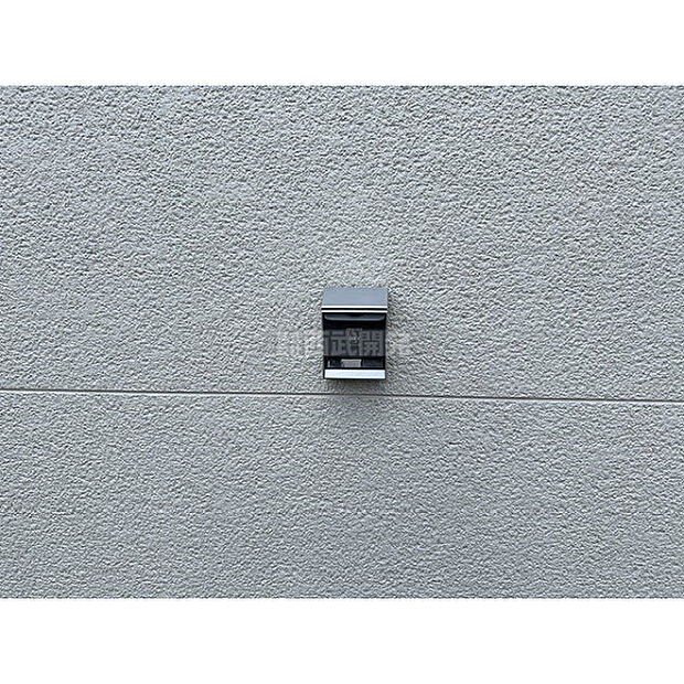 屋外EV用コンセント利用に際しては買主の費用負担による、室内のブレーカーへの接続工事や追加の内部配線工事が必要になります。