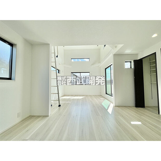 ■ LDK 【 19.6帖 】シンプルだからこそ、あなた好みの住空間に染めやすいかと思います!ダイニングスペースとリビングスペースがしっかり確率しています