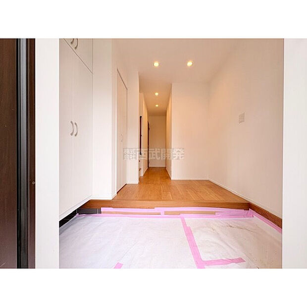 【玄関】毎日の「いってきます!」と「ただいま!」の声が響く玄関は、きっとお客様の新しい生活の入口になります。