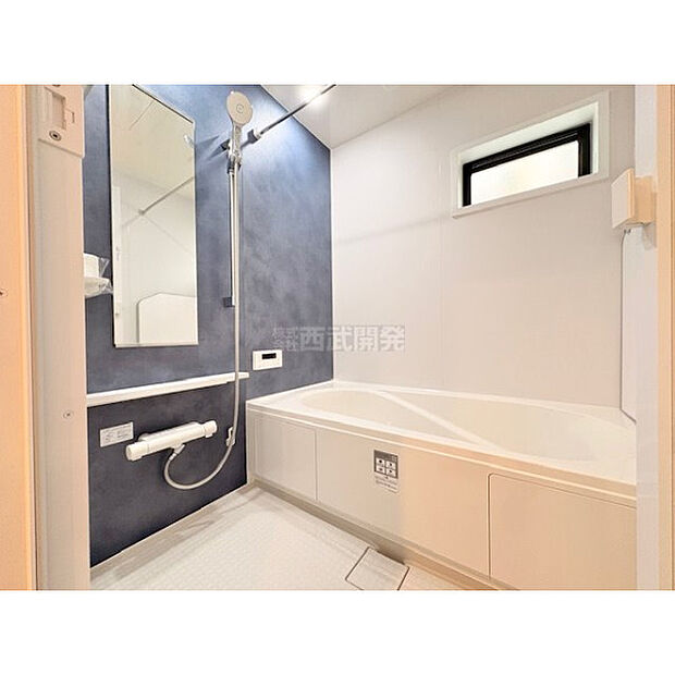 【Bathroom】一日の疲れを癒してくれる場所ですので、空間自体も落ち着きのあるカラーで纏めて、全体的にゆったりとした雰囲気を演出しております。お子様と一緒に入浴頂ける十分な広さもございます。