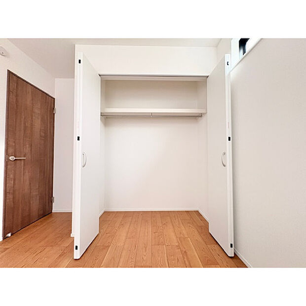 【収納】各部屋にはクローゼットを完備しています！収納が多いお家はすっきりして快適空間です。
