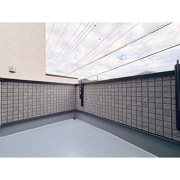 【Balcony】思わず深く深呼吸をしたくなる心地の良い眺望はこのスペースの自慢です。優しい風はもちろん日常の洗濯場所としても二刀流の大活躍ですね。