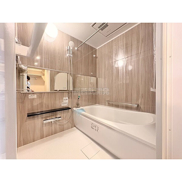 【Bathroom】一日の疲れを癒してくれる場所ですので、空間自体も落ち着きのあるカラーで纏めて、全体的にゆったりとした雰囲気を演出しております。お子様と一緒に入浴頂ける十分な広さもございます。
