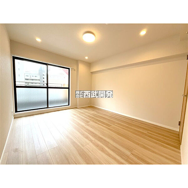 【Room】心地よく寛げる広さと落ち着きのあるプライベートタイムをより穏やかに優雅に。快適な雰囲気を醸し出してくれます。