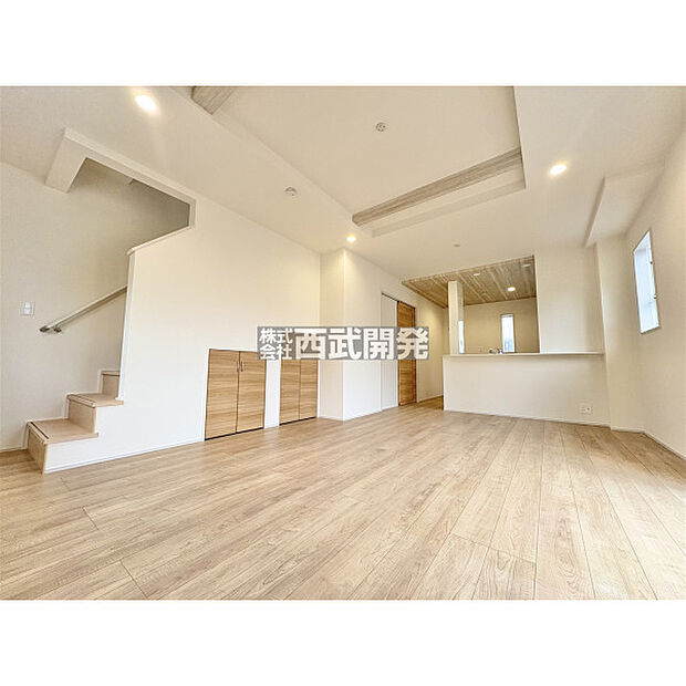 リビングは白を基調とし床材は木目調の落ち着いた色合いになっております。リビングイン階段はお子様の帰宅が分かるので安心ですね。