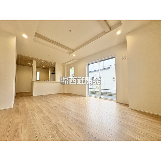 陽射しが差し込むリビングだから居心地が良く自然と家族が集まる場所になりそうです。