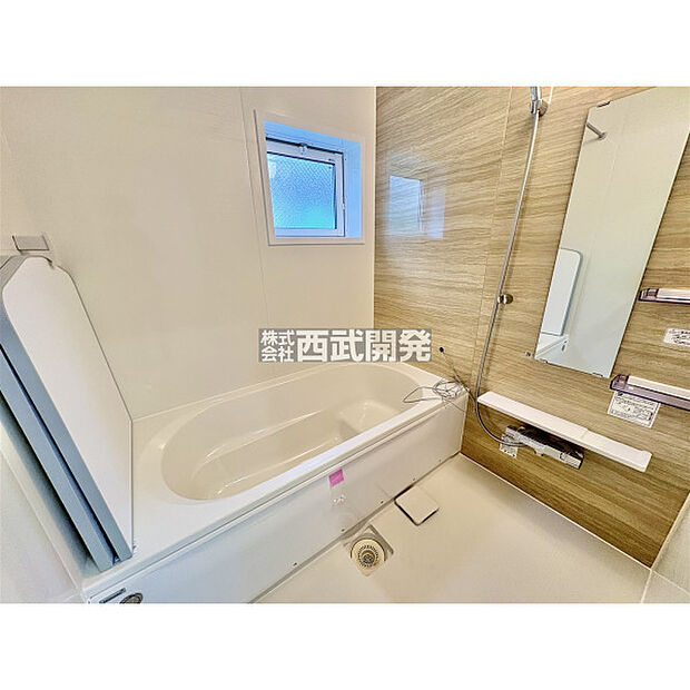 お子様と一緒にバスタイムを楽しめる広々浴室。暖房・涼風機能付きで心地よいバスタイムを実現します。