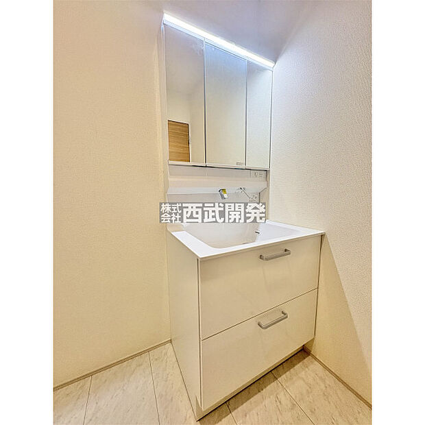 収納力と機能性に優れたお手入れラクラク三面鏡化粧台です。