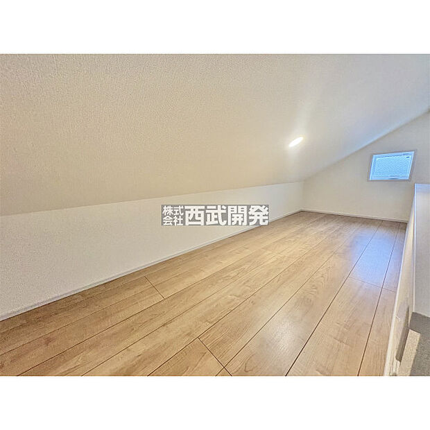 ロフト内部の様子。窓があるので明るいです。