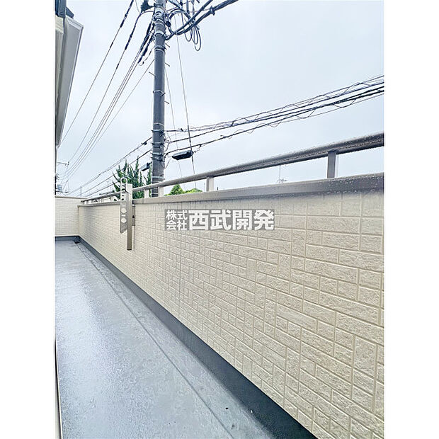 2部屋つなぐワイドスパンバルコニーは南向きで陽当たり良好です。