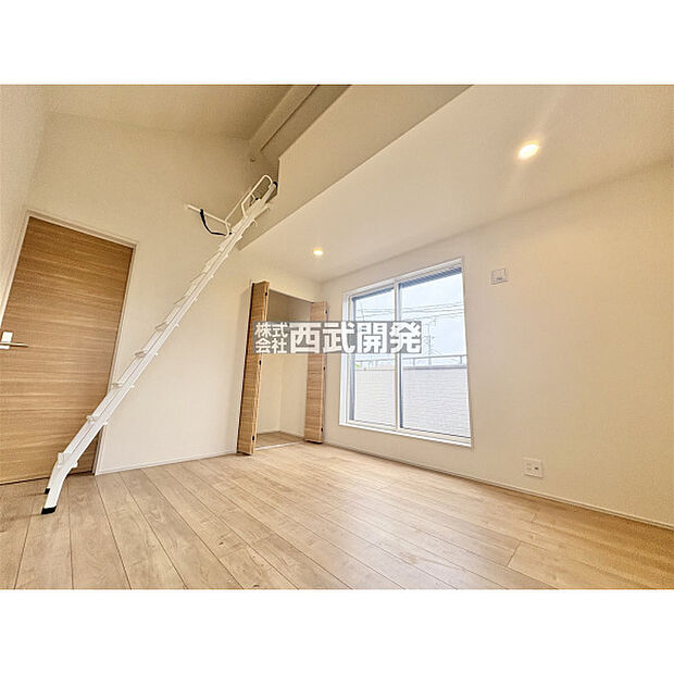 ロフト付きのお部屋は天井が高いので開放感があります。