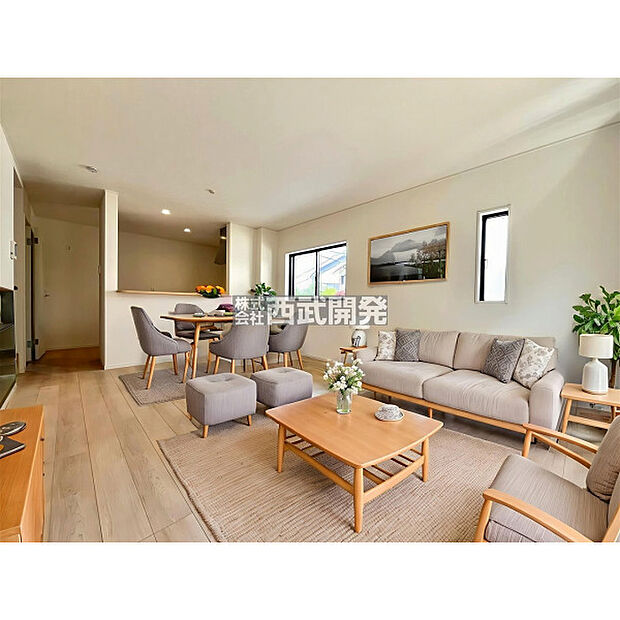 【配置してある家具や小物はCGによるイメージです】リビングは白を基調とし床材は木目調の落ち着いた色合いになっております。リビングイン階段なので、お子様の帰宅が分かり安心ですね！