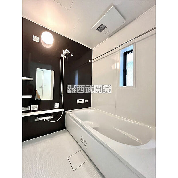 お子様と一緒にバスタイムを楽しめる広々浴室。暖房・涼風機能付きで心地よいバスタイムを実現します。