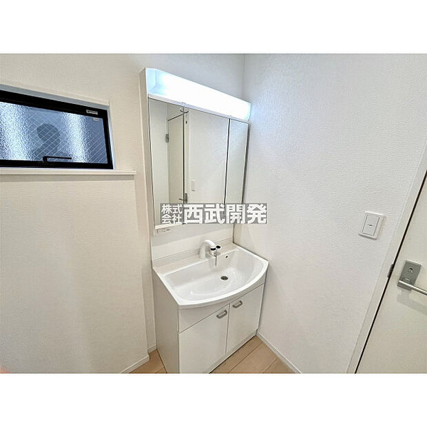 収納の多い三面鏡の洗面台なので歯ブラシや化粧品等の小物の整理に役立ちます。