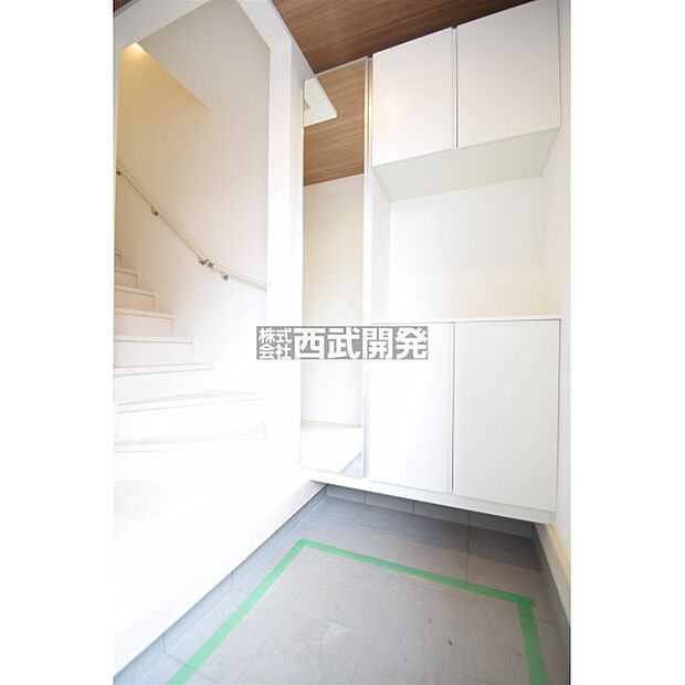 毎日住む人を見送り、迎え入れる美しく、開放感のある玄関。楽しい毎日がおくれそうですね!