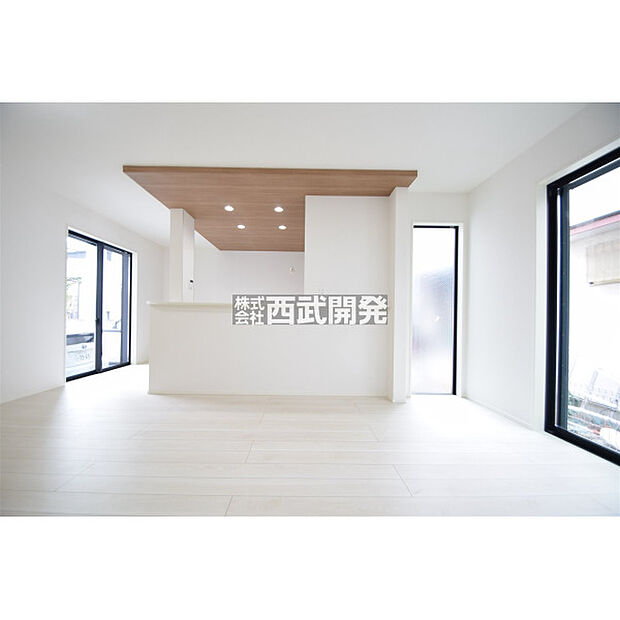 大きな窓から舞い込む太陽の光に包まれた明るいひとときがイメージできますね。