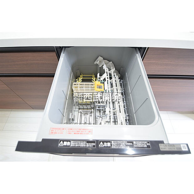 手洗いよりも時間の節約ができるので子育てや家事で忙しい家庭の味方です。また、高温洗浄と乾燥で殺菌効果が望め衛生的。手洗いよりも節水効果もありうれしいポイントが詰まっています。