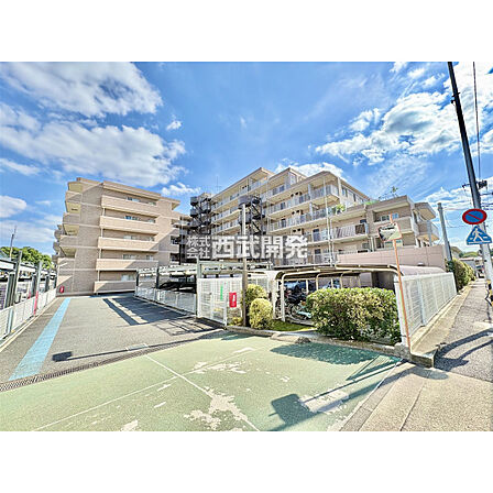 オートロック・ペット飼育可(細則有)のマンションです。スーパーまで徒歩2分!毎日のお買い物も楽々です。