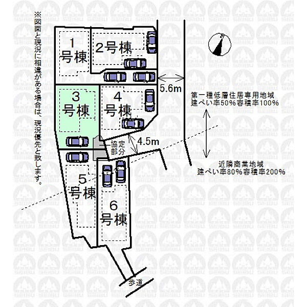 広々とした玄関ポーチ/カースペース1台分
