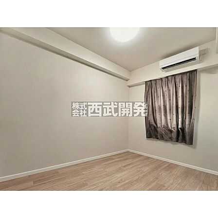 【6帖洋室/画像処理により設置されている家具や備品等を消去しております】各部屋にはクローゼットを備えております！収納が多いお家はすっきりして快適空間です。