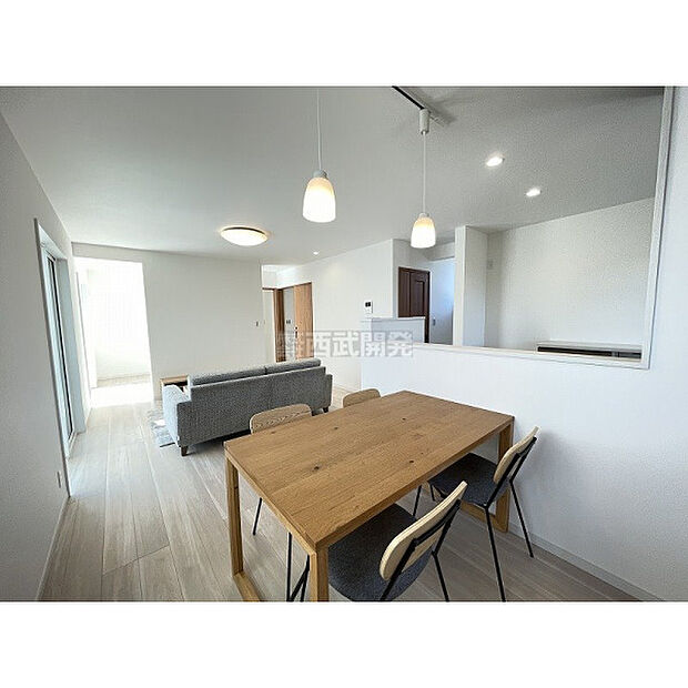 配置の家具や小物は販売価格に含まれません。