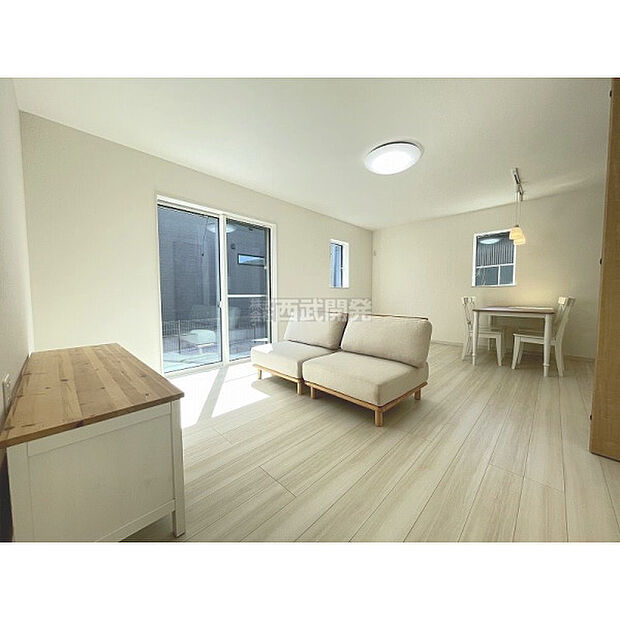 配置の家具や小物は販売価格に含まれません。