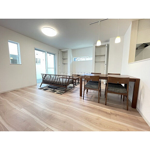 配置の家具や小物は販売価格に含まれません。