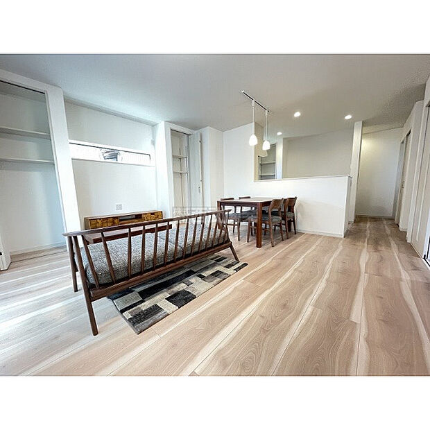 配置の家具や小物は販売価格に含まれません。