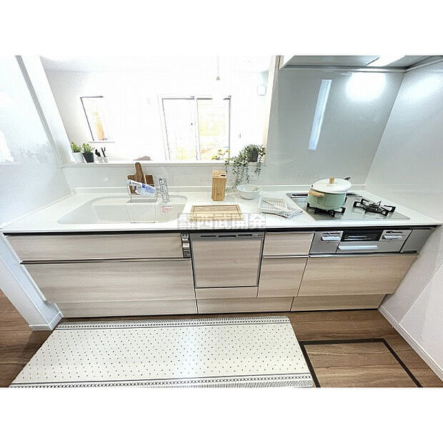 配置の家具や小物は販売価格に含まれません。